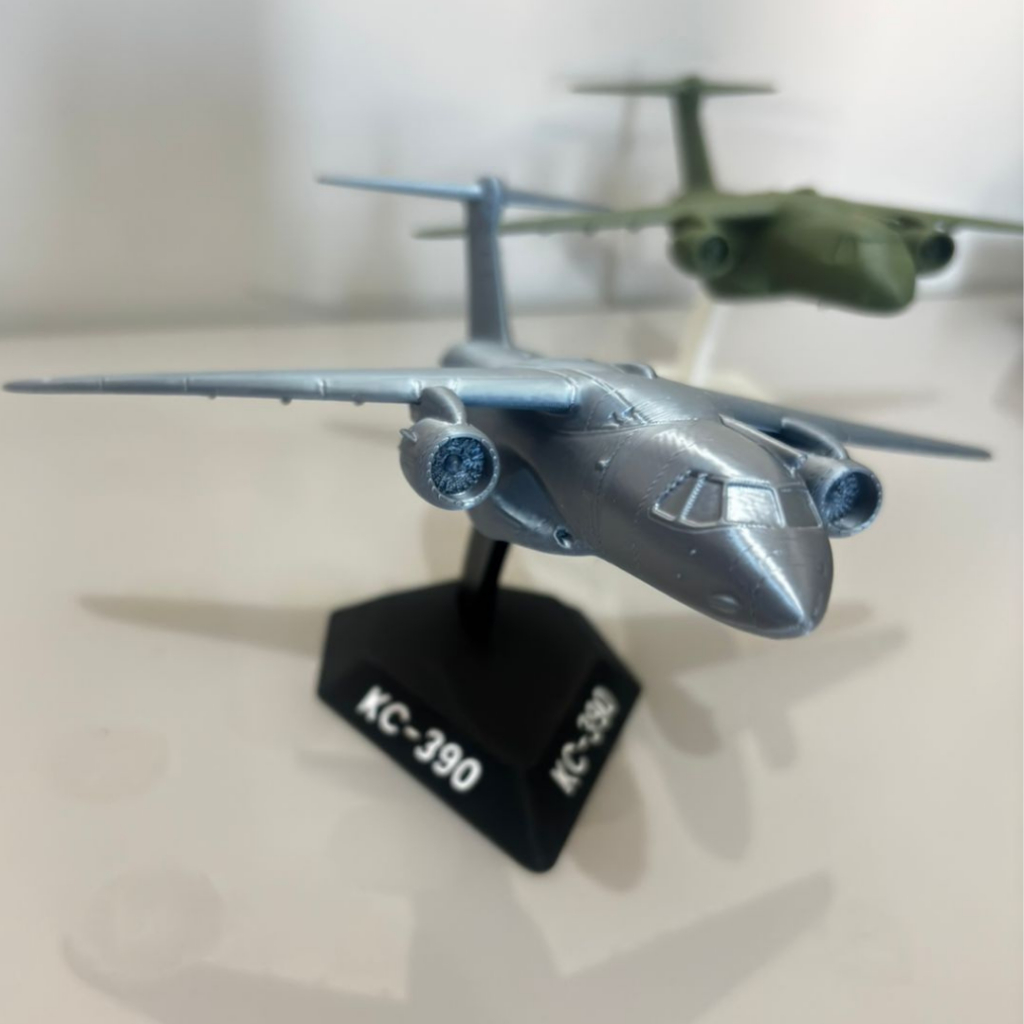Avião Embraer KC 390 Maquete Miniatura aviação