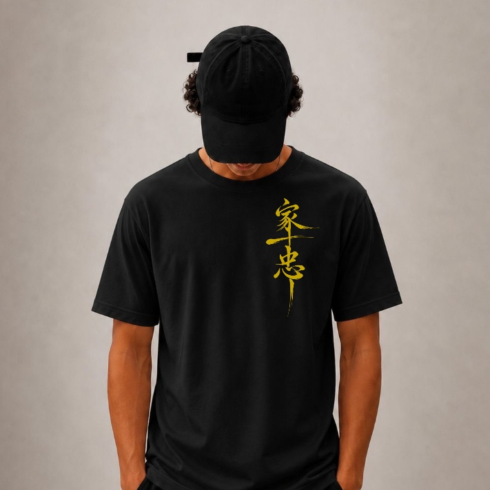 Camiseta masculina streetwear com modelagem regular e caimento confortável 100% algodão. Estampa com escrita japonesa