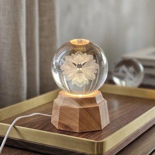 Luminária Divino Espírito Santo Giratória USB 12 cm em Vidro Bivolt Luz LED Decorativa Decoração Católica