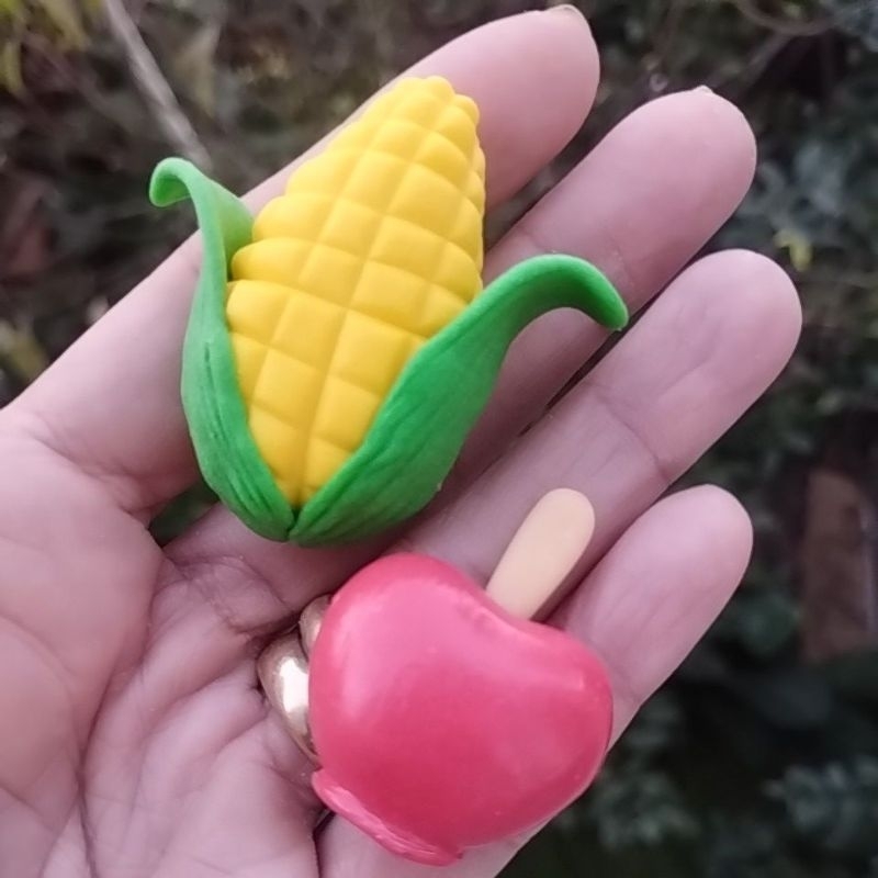 2 Imãs de Geladeira Biscuit Milho e  Maçã K 536 Arte Papelaria