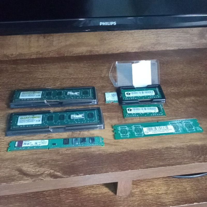 kit com 3 memórias usadas DDR3 2 gigas cada para Pc ,e 2 memórias para notebook de 2 gigas e 1 memória DDR2 de 256 MB .