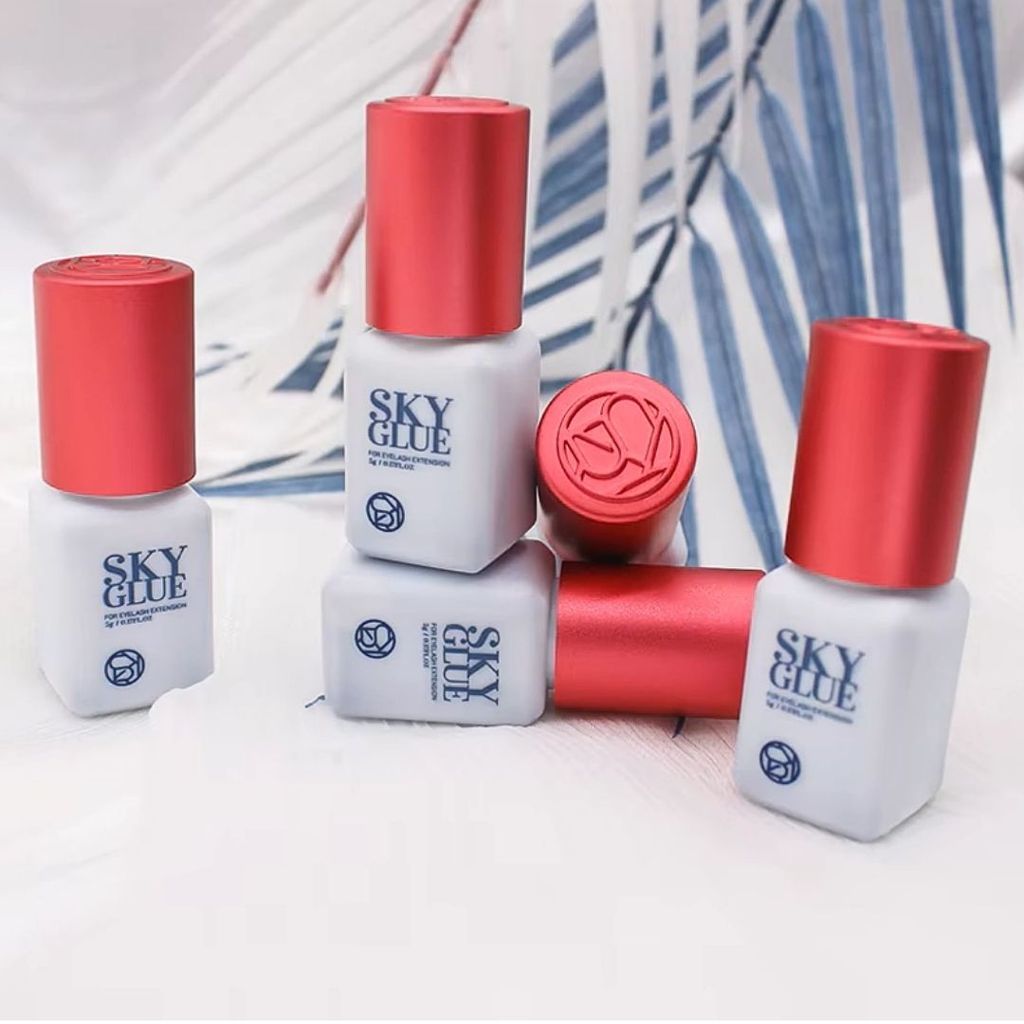 Cola Profissional Para Extensão de Cílios 5g SKY GLUE – Precisão, Elegância e Alta Performance