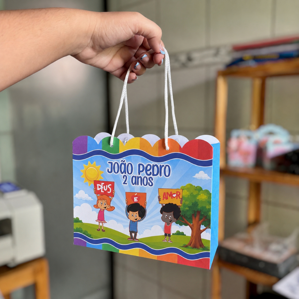Sacolinha Surpresa Personalizada — 3 PALAVRINHAS | Já Montada com Cordão | Nome e Idade | Festa Infantil
