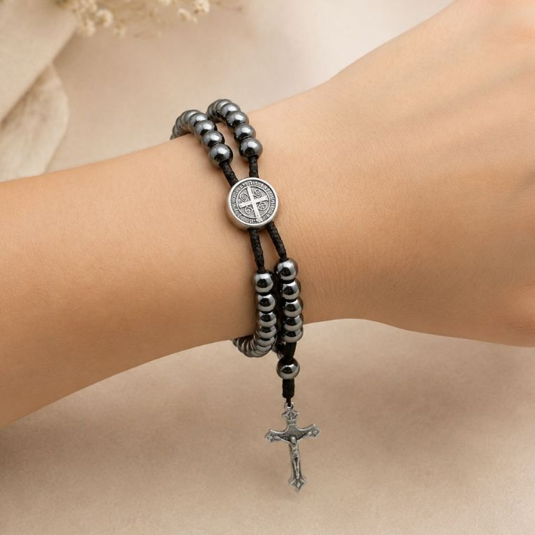 Terço Pulseira de Pulso Hematita São Bento Cruz Branco Preto - PROMOÇÃO