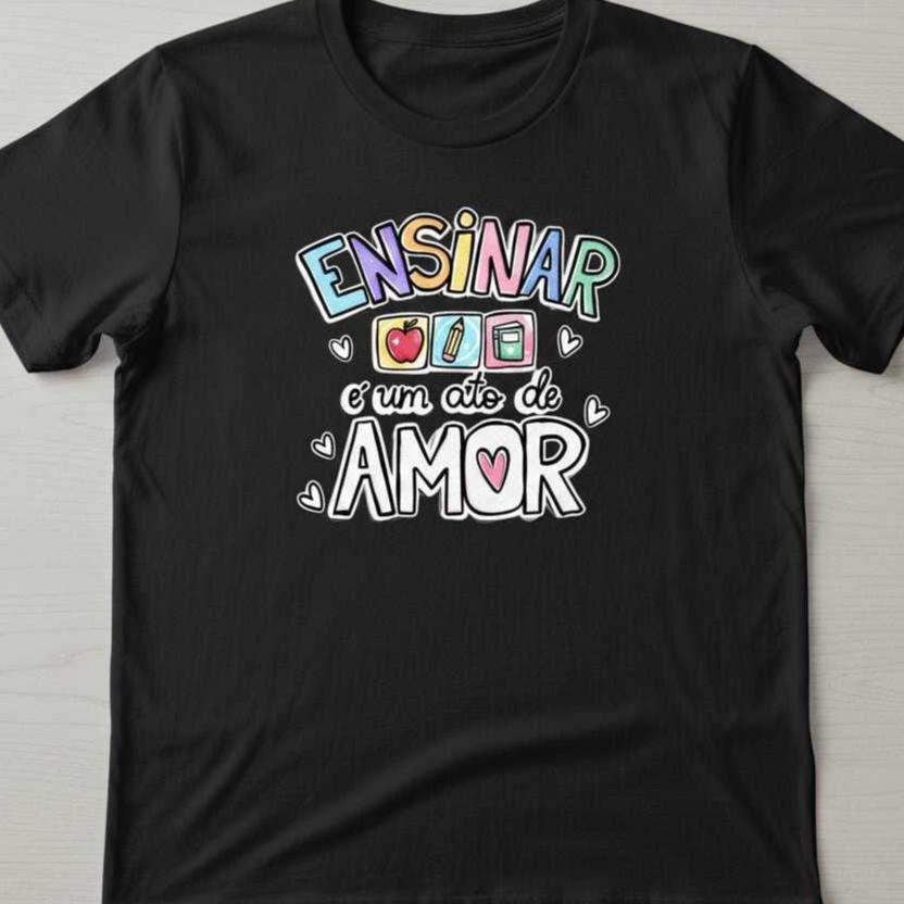 CAMISETA PROFISSÃO PROFESSOR ENSINAR É UM ATO DE AMOR TAMANHO ADULTO E PLUS SIZE