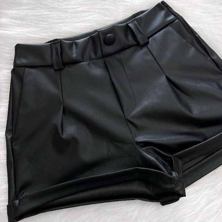 Short Feminino Courino com Botão Bolsos Laterais Shorts Couro Sintético Premium Moda Feminina