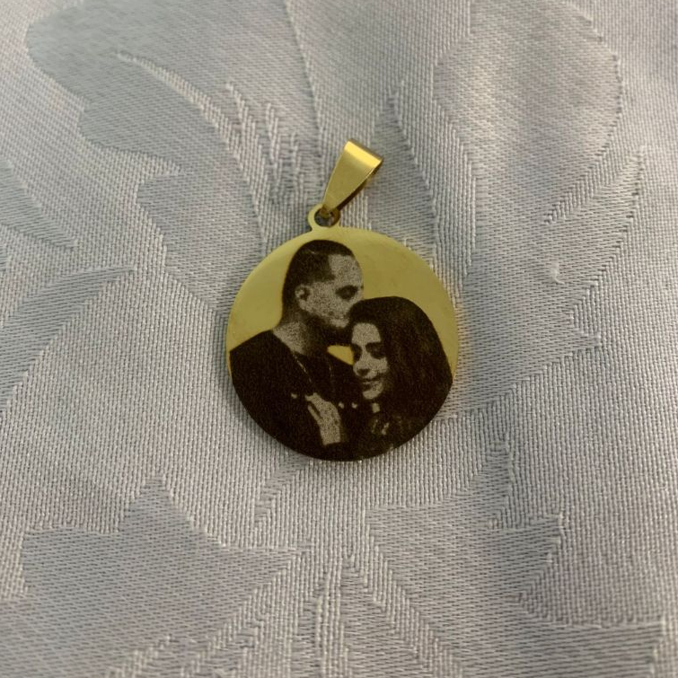 Pingente Redondo de Aço Inox Dourado Personalizado Com Gravação a Laser Ultra Realista — imagem 2 de 2