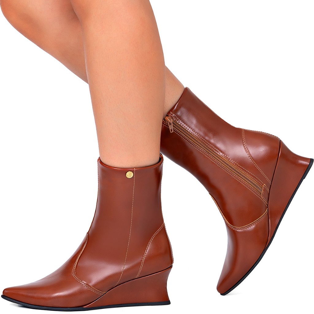 Bota Feminina Lumiss Cano Médio Salto Anabela Confortável Bico Fino Caramelo