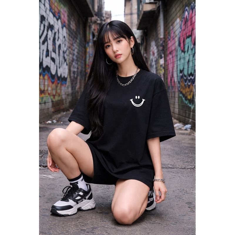 Camiseta Oversized Feminina Estampada Sorriso Streetwear Moda Casual T-Shirt Larga Algodão Confortável Academia