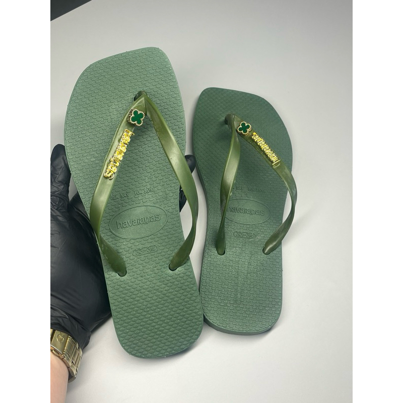 Chinelo Feminino Verde Militar com Detalhe Dourado Elegante Confortável Antiderrapante