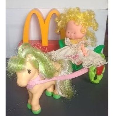 Charrete Moranguinho ESTRELA, acompanha pônei e boneca, vintage, usado bom estado, mão esquerda com dedos arranhados