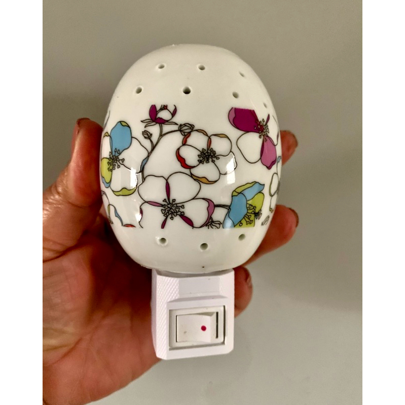 Mini Luminária de tomada Aromatizador Elétrico Floral – Luz Noturna Decorativa Bivolt Difusor de Ambiente