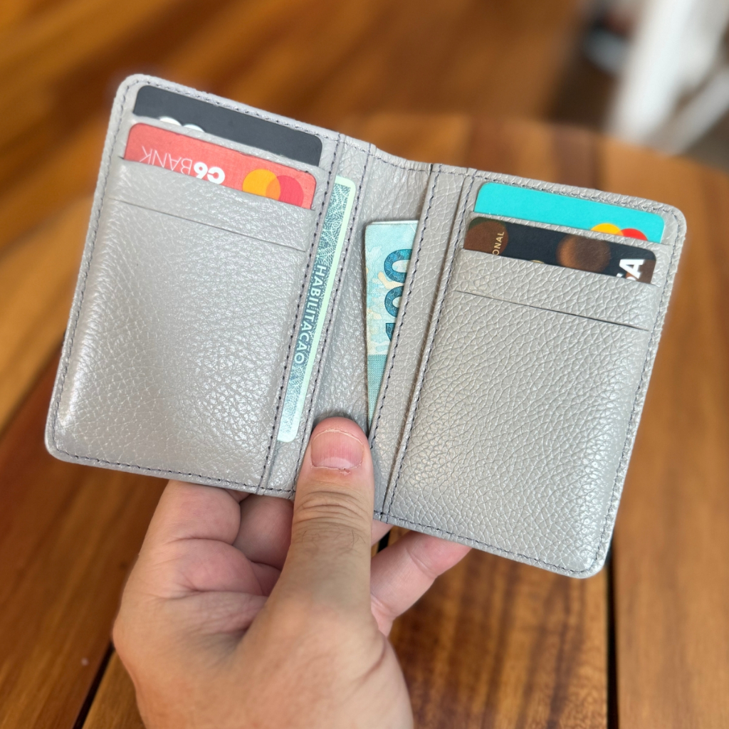 Carteira Masculina em Couro Legítimo Slim com sistema Antifurto RFID Compacta Elegante Durável Urban Gray