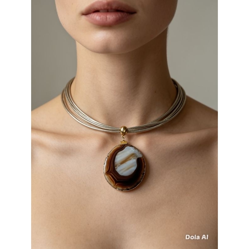 Colar Choker de Pedras Naturais Com Couro Sintético Cor Dourada Estilo Rústico