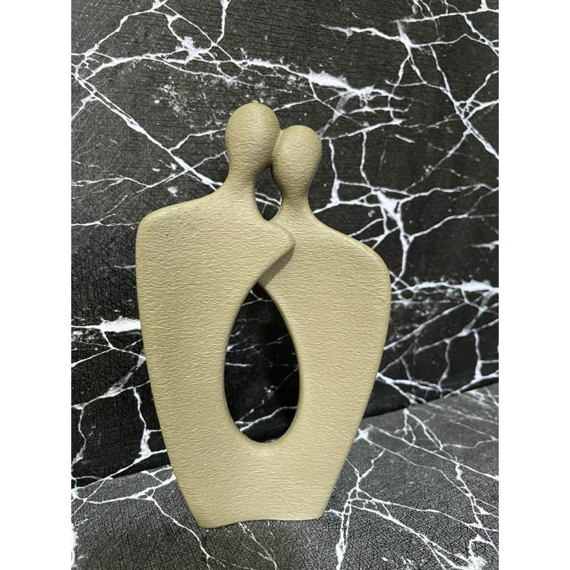 Escultura Minimalista Casal Moderno 16 cm em gesso decorado na cor bege para Escritório Ideal para Decoração de Casa
