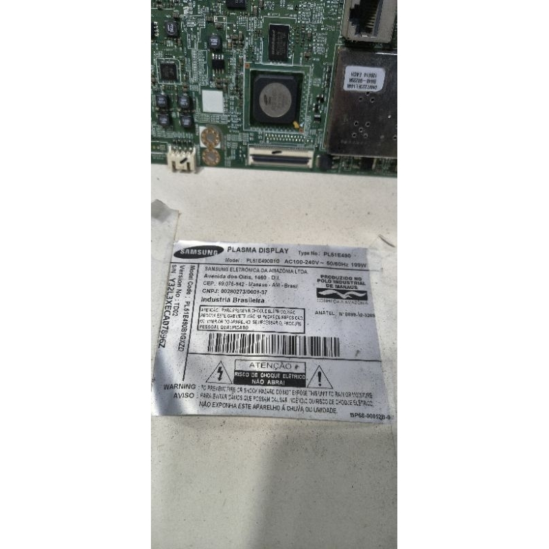 placa principal de uma TV Samsung de plasma, com o modelo indicado como PL51E490B1G ou PL43E490B1G