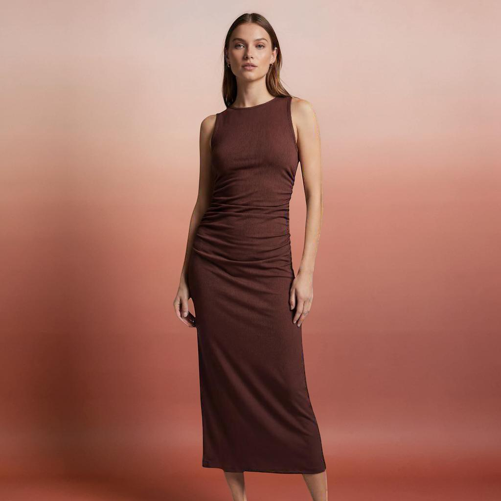 Vestido Longo Drapeado Lateral na Cor Marrom Café - Elegância Atraente | Kali Empreendimentos