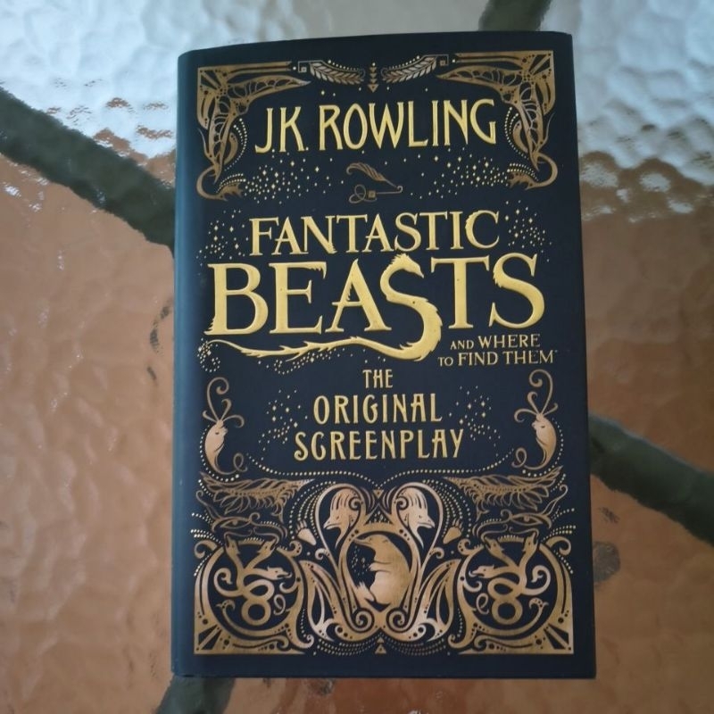 Livro Fantastic Beasts and where to find them - original ScreenPlay. Livro em Inglês