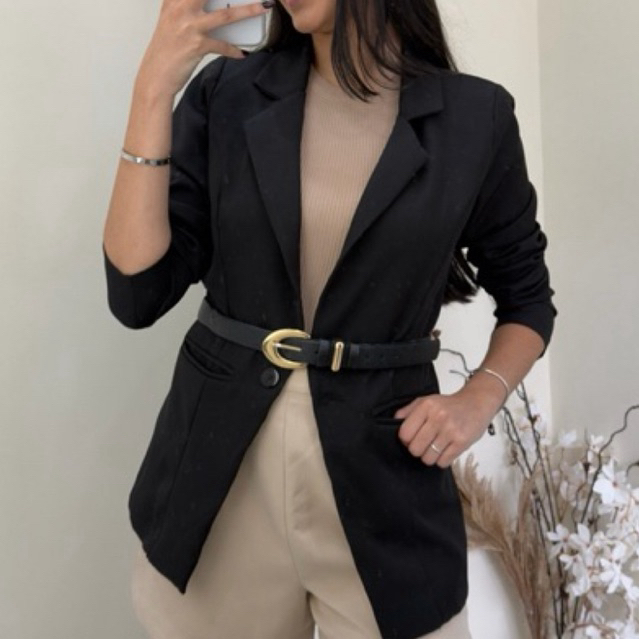 Blazer Preto com bolsos, ombreira, lapela clássica e botão. Basico e versátil