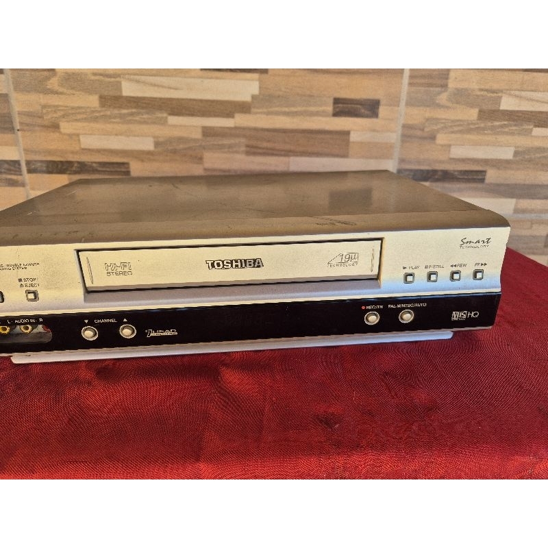VHS Toshiba X796 Hi-Fi Stereo 100-240V 60Hz Favor Leia a Descrição (O VHS está agarrando a fita)