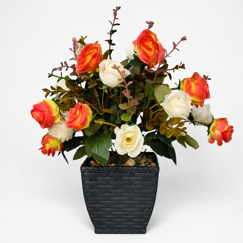 Arranjo Mini Rosas Artificiais Laranja e Branca 30cm Com Vaso Preto Decorativo