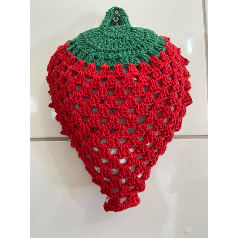 Puxa-Saco Morango de Crochê – Pegador Suporte Descanso de Panela Morango Feito à Mão Porta Sacola Suporte Sacolinha