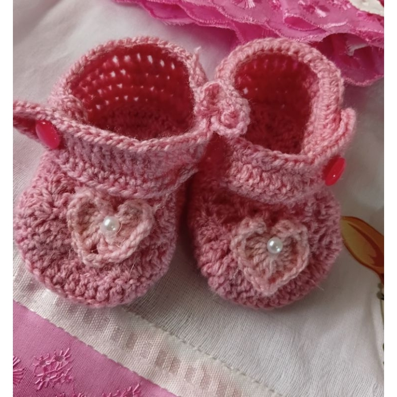Sapatinho de Crochê com coração Rosa Chiclete