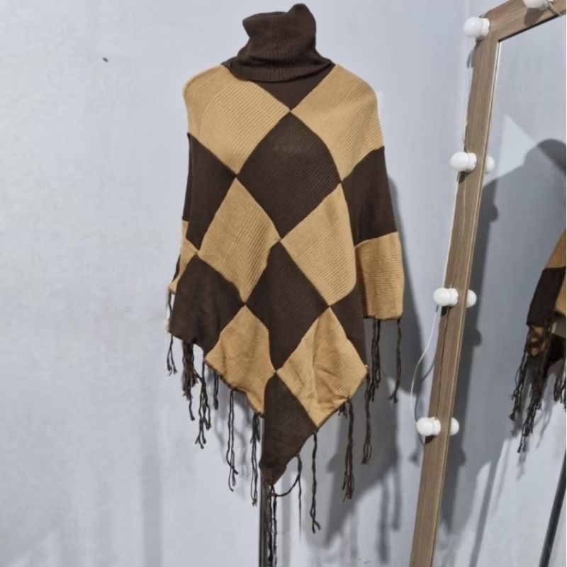 poncho gola alta com franja, de tricô, moda inverno, quadriculado.