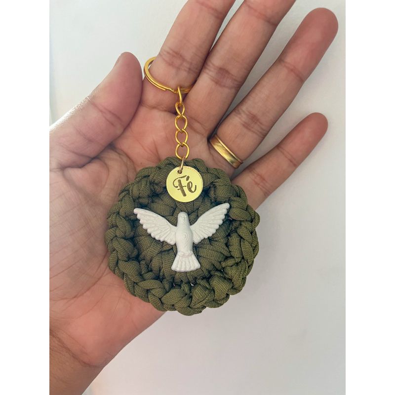 kit 10 mandalas chaveiros crochê com aplique Divino Espírito Santo cartão personalizado batizado lembrancinha batismo