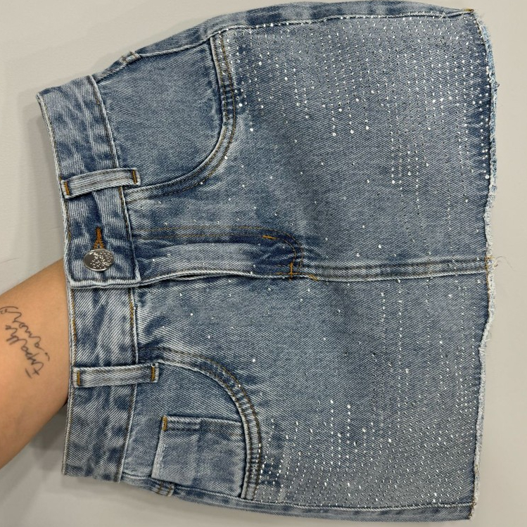 Saia Jeans Lavagem Clara Com Strass E Barrinha Costurada |Verão