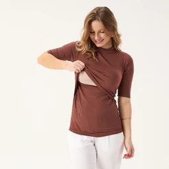 Blusa de Amamentação Canelada Marrom com Abertura Prática Camiseta Pós-Parto Confortável Moda maternidade gestante