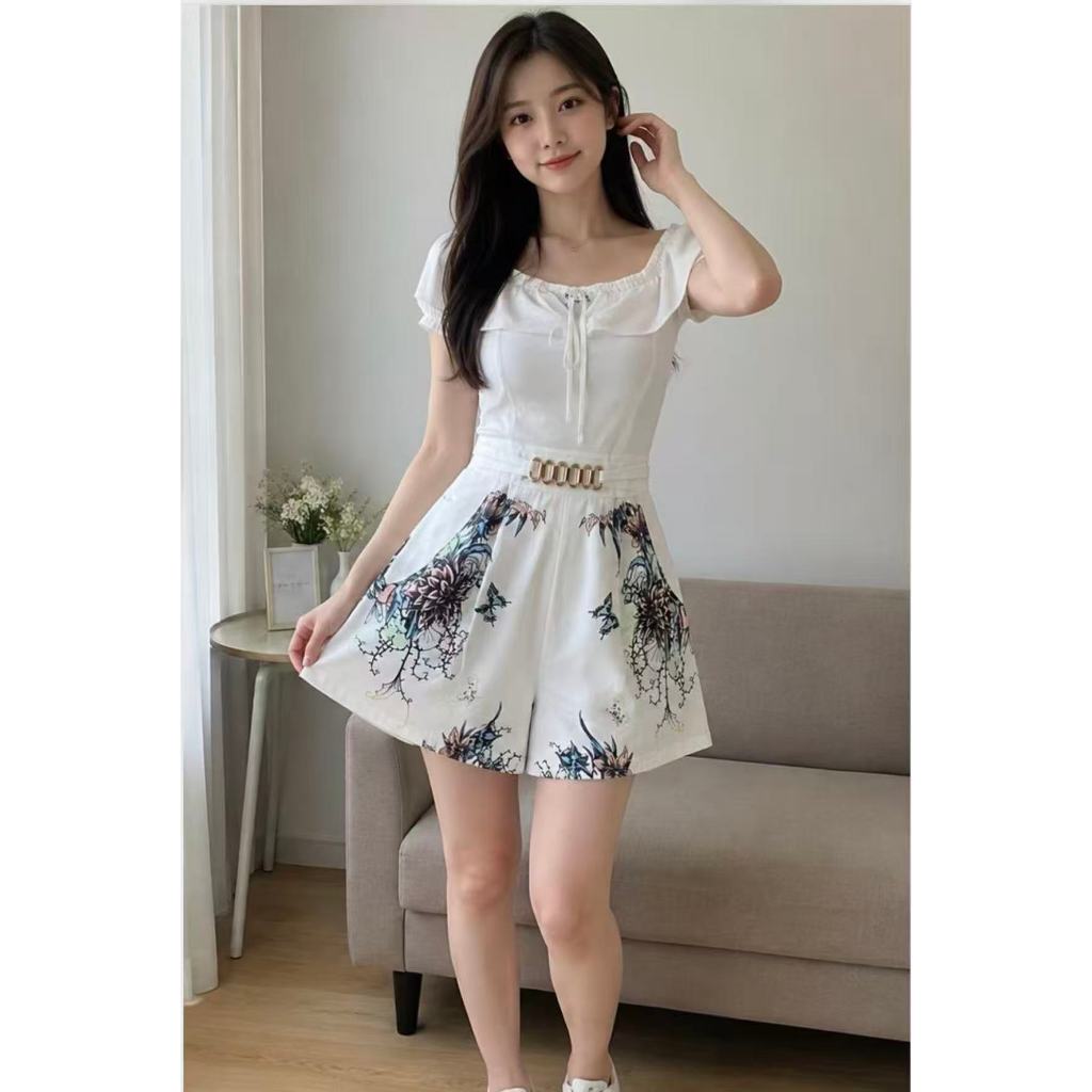 Conjunto Feminino Branco Floral com Blusa Decote Quadrado e Short Cintura Alta