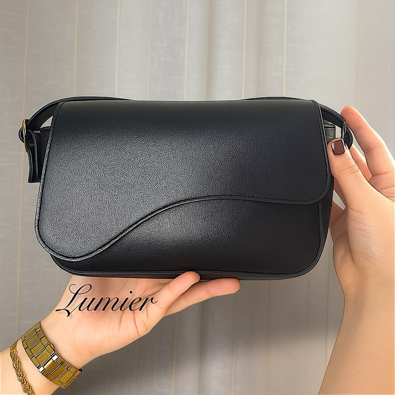 Bolsa Feminina de Mão e Ombro Baguete.