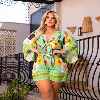 Macaquinho Plus Size Floral Amarração Decote V Manga Ampla Macacão Curto Feminino