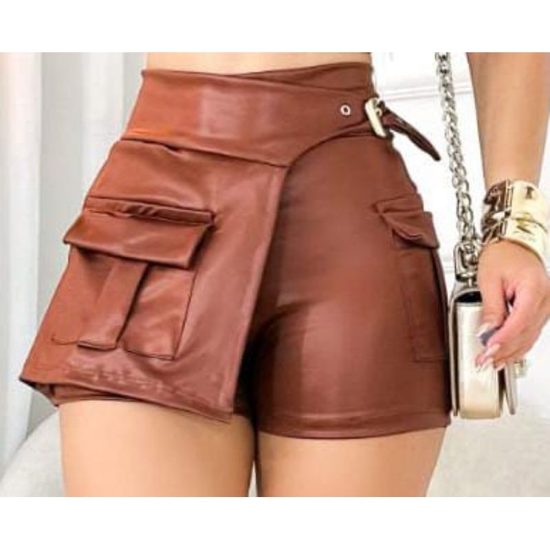 Short Saia Cirrê Feminino Cargo com Bolso e Fivela Cintura Alta Couro Fake Blogueira Luxo Modinha Tendência