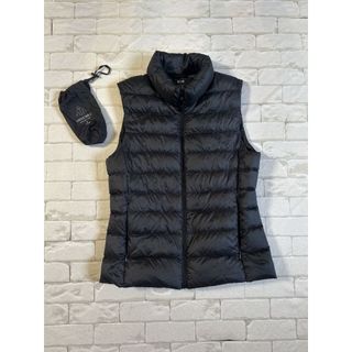 colete puffer feminino da uniqlo, linha ultra light down, tamanho p, na cor preta. acompanha bolsinha de transporte