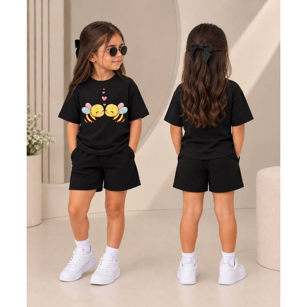 Lookinho de Princesa! Conjunto Infantil Feminino Camiseta Básica + Short Moletom Estampa de Abelhinhas Fofas