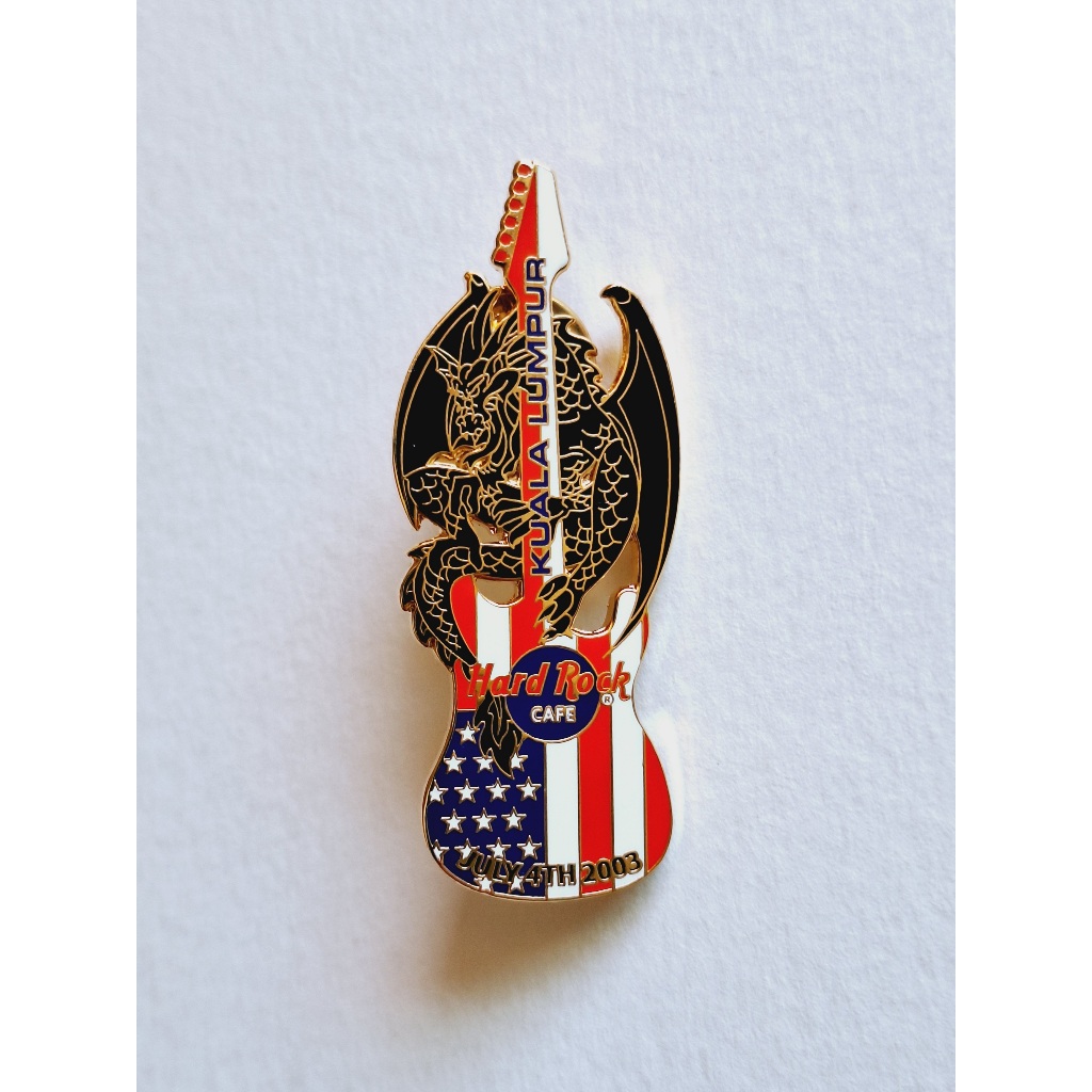 Pin / Broche - Hard Rock Cafe - Kuala Lumpur, Malaysia - 4th of July 2003 USA Flag Guitar with Black Dragon