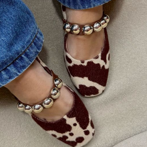 Sapatilha Com Esferas Feminina Animal Print Vaca Marron Boneca Bico Quadrado Lançamento Tendencia