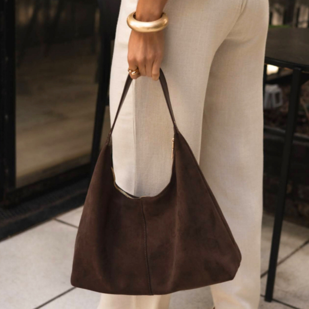 Bolsa Hobo em Camurça com Alça em Couro Sintético – Elegância e Espaço na Medida Certa