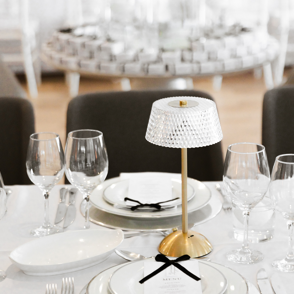 Abajur Decorativo Clássico para Mesa Posta, Chá de Bebê, Batizado e Eventos – Luz Ambiente Elegante