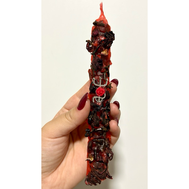 Vela ritualística com ervas temática pomba gira com pigente de metal