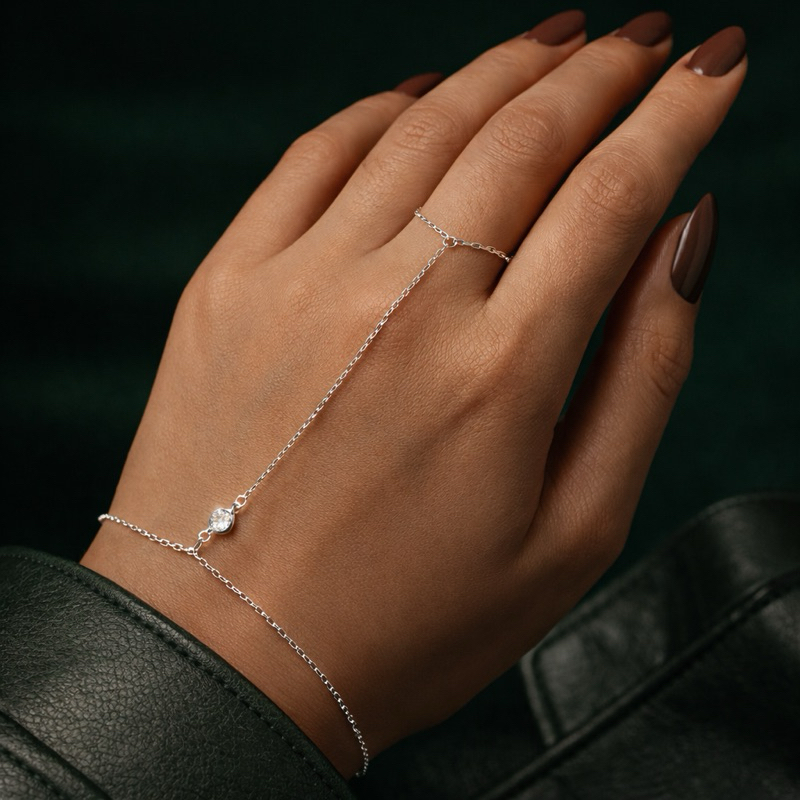 Pulseira Hand Chain Pedra Transparente em Prata 925 Moderna e Elegante
