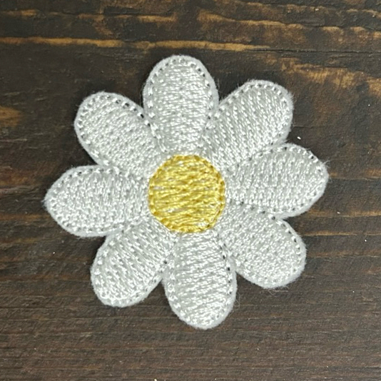 FLOR MARGARIDA  BORDADA COM TERMOCOLANTE