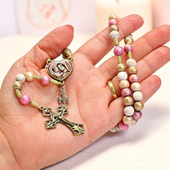 Terço Mariano Mãe de Todas as Mães em Madeira 8mm – Metais Ouro Velho
