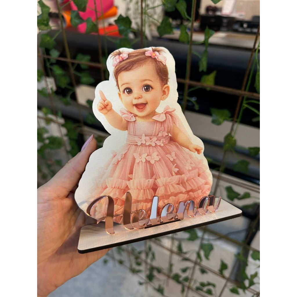 Display Totem de Mesa com Foto em Desenho Mdf e Personalizado  ACRILICO com o Nome Festas Mesversário Eventos