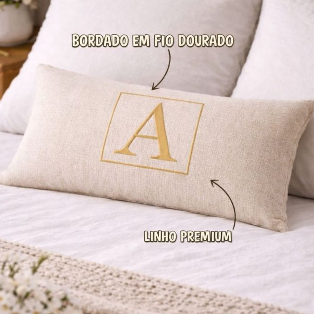 Almofada Baguete em Linho PERSONALIZADA 65 x 35 com Bordado Dourado Incial Letra