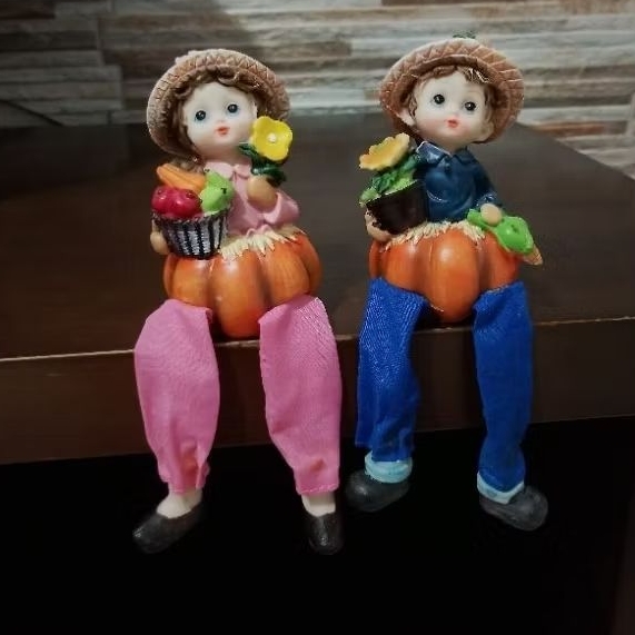 Casal Bonecos de decoração em resina Menina e Menino Camponeses Bibelô Antiguidade Colecionador Nostalgia