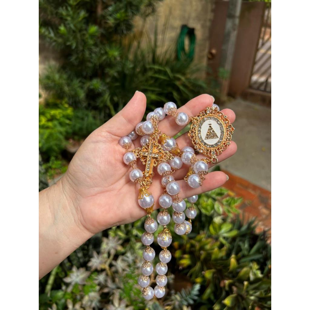 Terço de Noiva Dourado com Pérolas 12mm e Entremeio de Nossa Senhora com Strass – Delicadeza e Devoção em Cada Detalhe