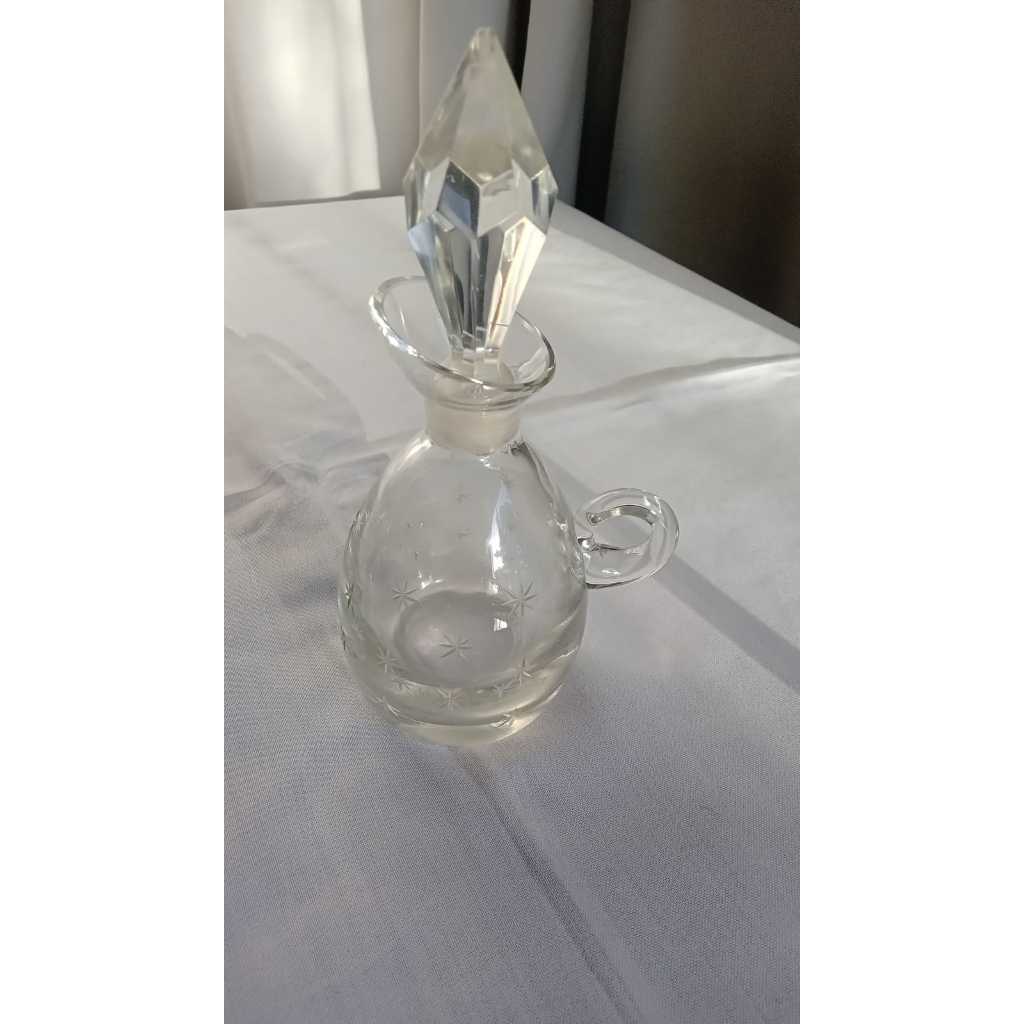 Galheteiro de cristal grosso  , lapidado à mão , tampa em forma de diamante, década de 40 à 60, tam. 17 cm